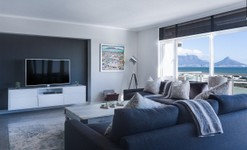 modern-minimalist-lounge-3100785_1280.jpg